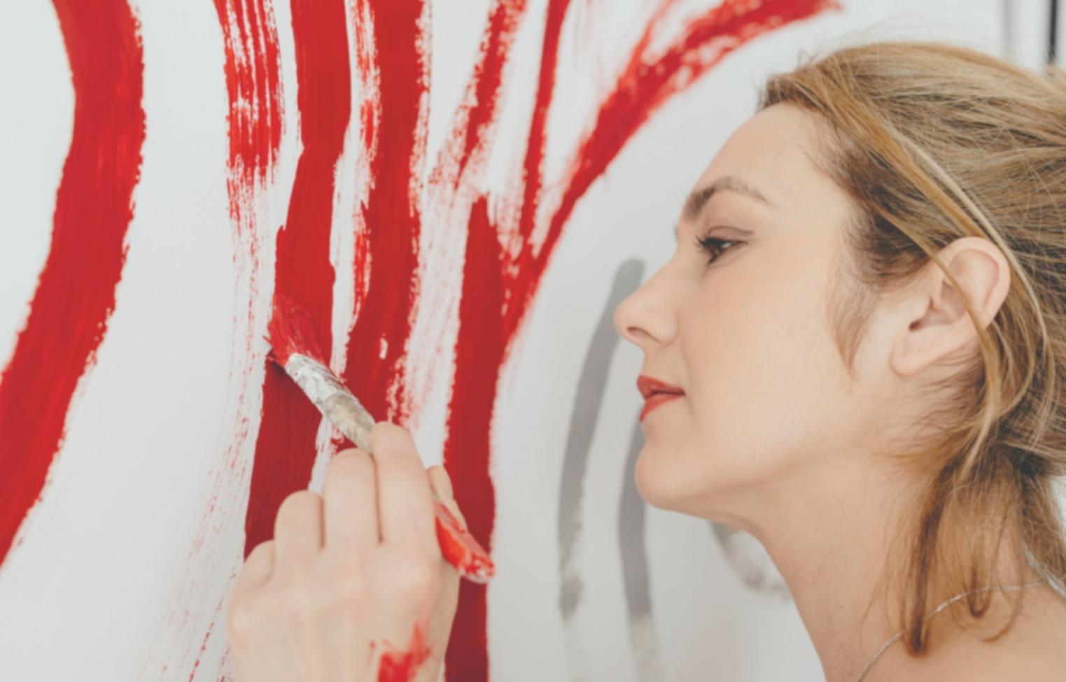 Aquarellfarben und Pinsel beim Malen